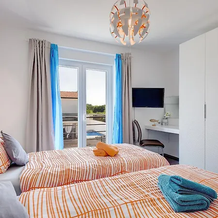 Sky Dream For 8 Persons Near Novigrad Buzinija