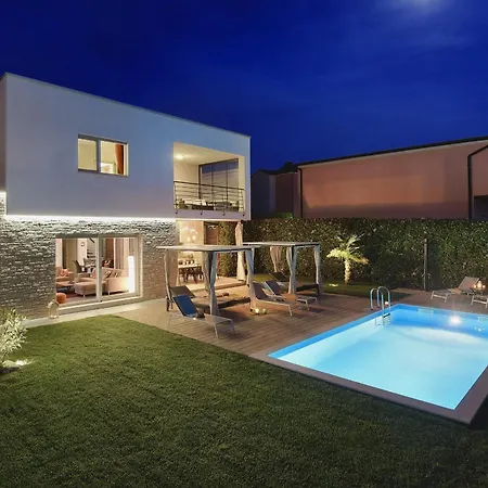 Sky Dream Near Novigrad For 6 Persons With Private Heated Pool - Pet Friendly Villa Bužinija